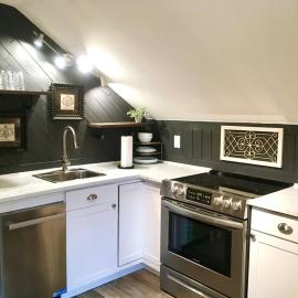 Snug Studio Retreat- Near to Aviation museum and Highway