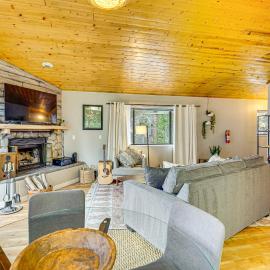 2 Mi to Lake Arrowhead: Treetop Retreat w/ Deck