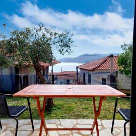 Dora's House comfortable apartment with a yard and view