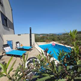4 star Duplex apartment "Maslina", private heated POOL & seaview, hotell i Ždrelac