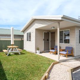 Cute Coastal 2-Bedroom Getaway, hotel in Ettalong Beach
