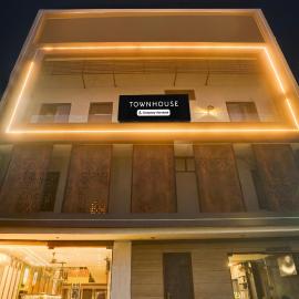 Townhouse by OYO Haibowal Chowk Near DMC, hotelli kohteessa Ludhiana