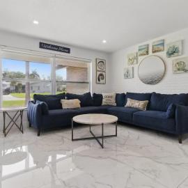 Hot Tub - Pet Friendly - Mins to Beach - Sleeps 11 - Family