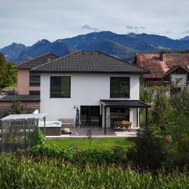 Luxus-Anwesen mit Charme - ganzes Haus mit Garten, hotel in Koblach