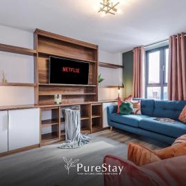 Spacious 5-bedroom Contractor House Sleeps 7 with Parking by PureStay