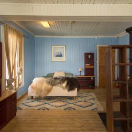 The blue room at Vevstogo - cosy bedroom with a mesmerizing view, sauna and eco living in an old school house, hotel en Løken