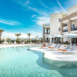 Viesnīca Resort La Battigia Beach & Spa pilsētā Alkamo Marina