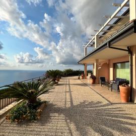 Casa indipendente con vista mare