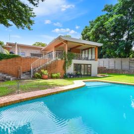4 Bedroom - Family Home - Tennis Court - Pool, hotel in Johannesburg
