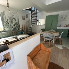 Petite maison dans village animé
