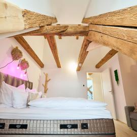 WOOD WORLD Luxury - Massage - Bergblick - Tranpolin- Parken, hotel di Markdorf