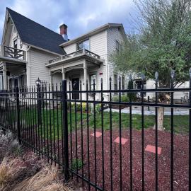 HISTORICAL JOHN RAST HOUSE with Ev station, hotel a Roseburg