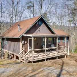 Mountain Retreat w/ Loft, Fire Pit, & Grill, Hotel in Delray