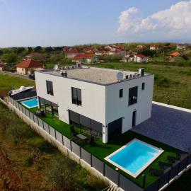 Villa T & V, Hotel in Privlaka