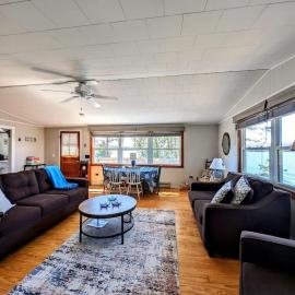 Lobster Pound Beach House، فندق في Hancock