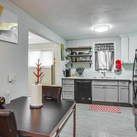 3 Mi to Dtwn Tacoma: Pet-Friendly Home