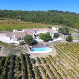 Véritable mas provençal avec 3 logements en pleine nature, Hotel in Cavillargues