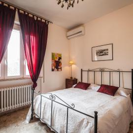 B&B Casa Fuori Casa - 200 mt dal casello autostradale, parcheggio gratuito, garage moto