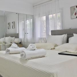 Bright and Peaceful Apartment near Varkiza beach, hotel u gradu Varkiza