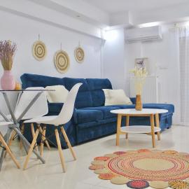 Bright and Peaceful Apartment near Varkiza beach, hotel in Varkiza