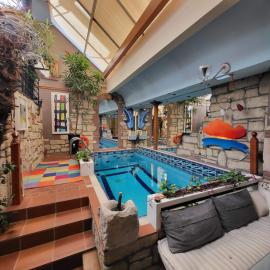 Blue Home, Luxury Villa with Pool in the City Centre, hotelli Lárisassa