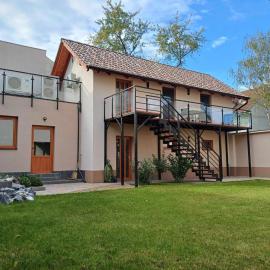 4 Basa Bungalow, hotel in Szeged