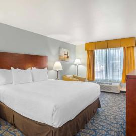 Best Western Plus Villa Del Lago Inn Patterson, hotell i Patterson