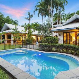65 Mitre Port Douglas - Villa with golf course views โรงแรมในCraiglie