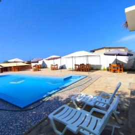 CASA de PLAYA con PISCINA FRENTE al MAR, hotel a Bocapán
