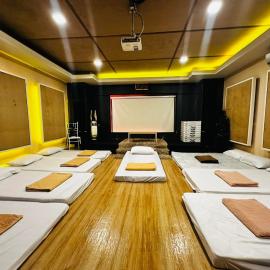 HOST HOMES near AIRPORT BETA BAYVIEW, hotell sihtkohas Burayan