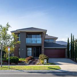 Lux Clyde North Super Spacious Retreat, hotel en Clyde North