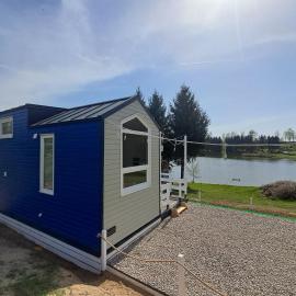 Mazurski Domek Papy Smerfa plaża pomost jezioro prywatny staw gospodarstwo pasieka, hotel em Leśniewo
