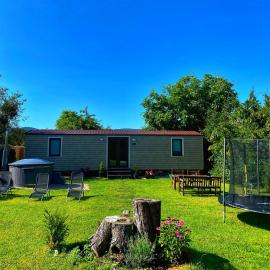 Domček pod orechom, hotel in Krásnohorské Podhradie