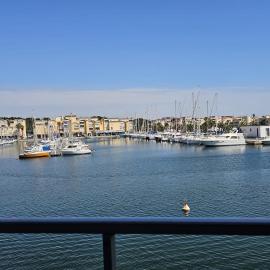 Studio cabine climatisé magnifique vue port, hotel in Gruissan
