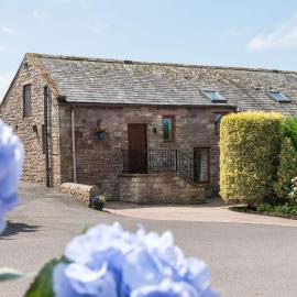 Low Barn, Castle Carrock a luxury, chacterful cottage with 2 dogs welcome and wood burning stove