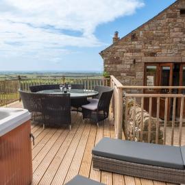 Mill Barn, Castle Carrock, dogs welcome, hot tub with countryside and reservoir views