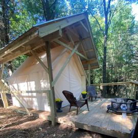 Rustic Safari Tent on a Wonderful Farm Surrounded by Nature for an Amazing Glamping Experience in Otego, New York, hotel en Otego