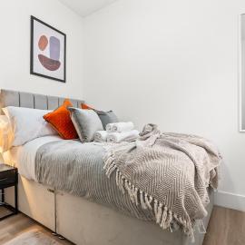 Stunning 4 Bed, Sleeps 10, Parking