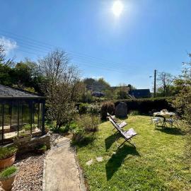 Pretty charming Breton cottage for 4 people โรงแรมในTrédrez
