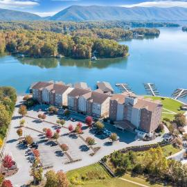 Smith Mountain Lake Retreat w/ Resort Amenities!, hotel a Huddleston
