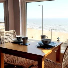 Beachfront with sea views in Walton on the Naze, hotel in Walton-on-the-Naze