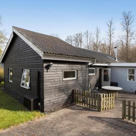3 Bedroom Beautiful Home In Allingåbro, hotell sihtkohas Allingåbro