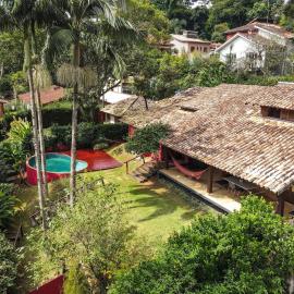 Casa na Granja Viana em frente à reserva ambiental