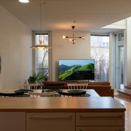 Architectural townhouse with sauna and patio, Hotel in Helsinki