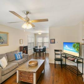 Downtown Libertyville Duplex Near Naval Base, hotel in Libertyville