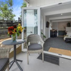 Beachside Apartment Front Row