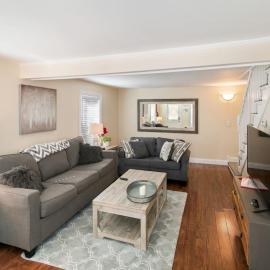 Home with Garage in DT Libertyville Near Naval Base, Hotel in Libertyville
