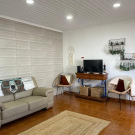 House In The Valley, hotel in Algarvia