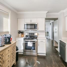 Spacious Home in DT Libertyville Near Naval Base, Hotel in Libertyville