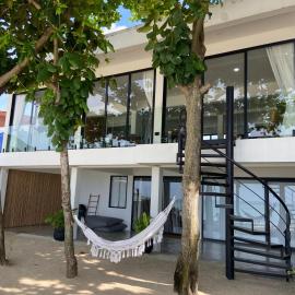 Muse&Mingle Contemporary Beachfront Loft, отель в городе Чалоклам